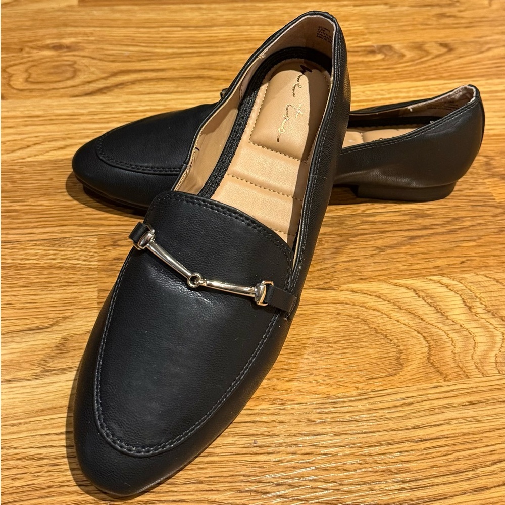 Me Too Women’s Black Faux Leather Flats With Metal Accents Size 7